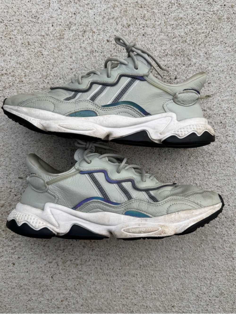 adidas Ozweego Trace Cargo
Ash Silver EE7005